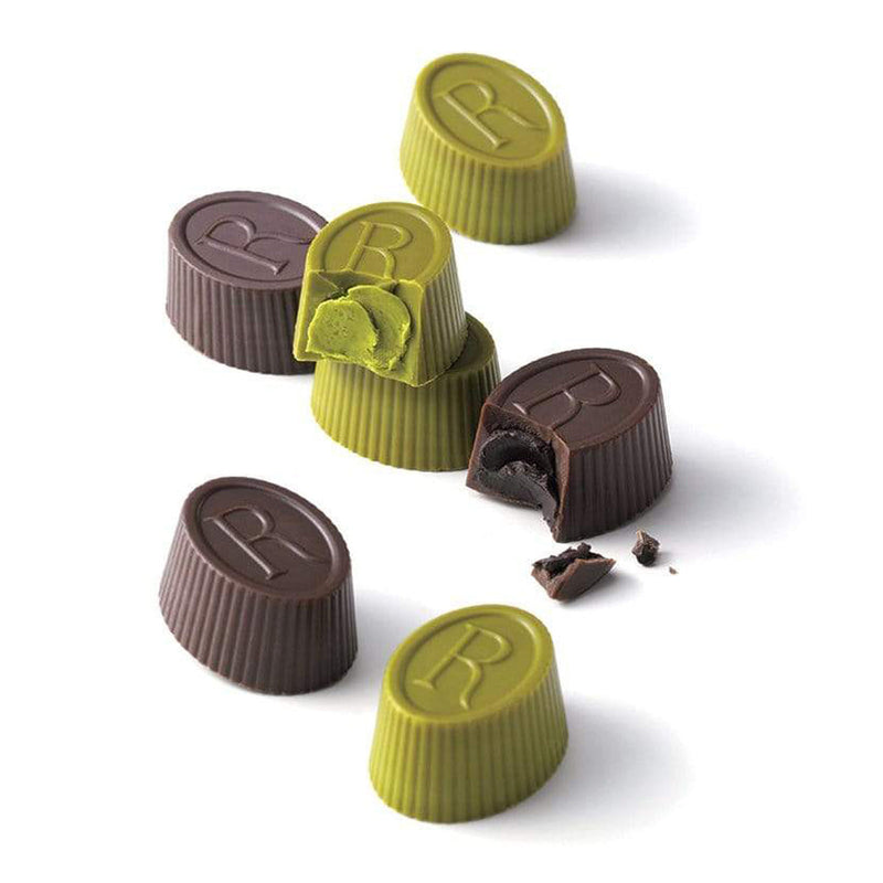 ROYCE' Chocolate - Tea Chocolat Hojicha & Matcha - Image shows brown and green chocolate cups engraved with the letter R.